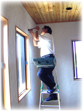 経験豊富な取付職人がカーテンレール取り付けなどを行います